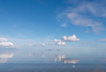 Wolkenspiegelung vor der Insel Neuwerk, bei spiegelglatter Nordsee.