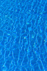 Hintergrund Textur Bild des blauen  Wassers im Pool mit Sonnenlicht brechenden Wellen