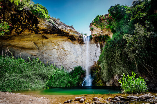 Paisaje de una cascada con peque&ntilde;o manantial en la Rambla de la Puca de Petrer