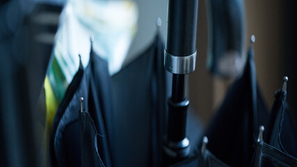 傘をアナモルフィックレンズで撮影した映画のようなシネマスコープの写真