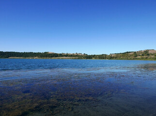 vista rilassante e scenica del lago di Martignano in Italia