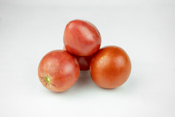 Fototapeta na wymiar Pile of pink and red fresh tomatoes isolated on white background