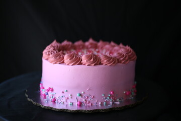 Obraz na płótnie Canvas pink cake black background