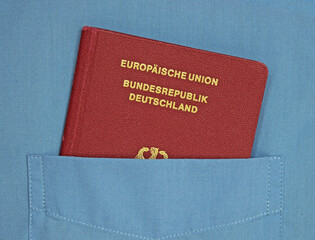 Deutscher Reisepass in der Hemdtasche