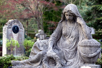 Antike Statue an einem alten Friedhof in Deutschland, Tod, Trauer, Grabgestaltung