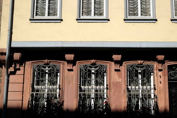 Vergitterte Fenster im Geburtshaus von Goethe beziehungsweise am Goethehaus im Sommer bei...