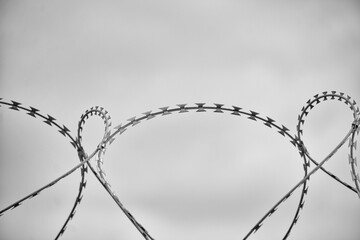 Cloture de sécurité en fil de fer barbelé .