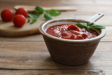 Frische Tomatensauce mit Basilikum