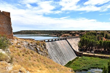 Pe&ntilde;arroya dam next to the castle of the same name.