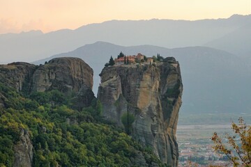 Fototapeta na wymiar ギリシャ　メテオラ　岩上に建つ修道院
