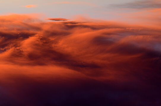 Cielo con nubes rojizas al atardecer.