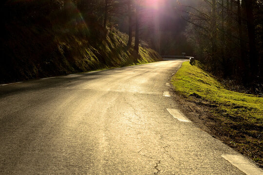 Curva en carretera de monta&ntilde;a al atardecer.