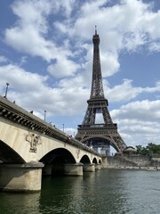 Fototapeta na wymiar Pont d'Iéna et tour Eiffel à Paris