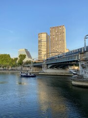 Obraz premium RER sur un pont au dessus de la Seine à Paris