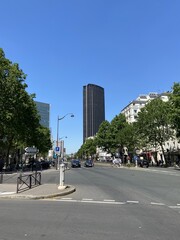 Avenue et tour Montparnasse à Paris