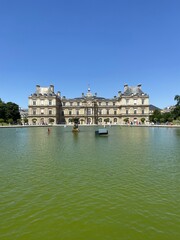 Fototapeta premium Bassin du jardin du Luxembourg et Sénat à Paris
