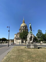 Statue du maréchal Joffre devant les Invalides à Paris