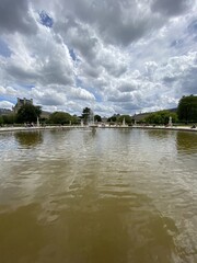 Fototapeta na wymiar Bassin du jardin des Tuileries à Paris