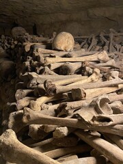 Os de fémurs entassés des catacombes à Paris	