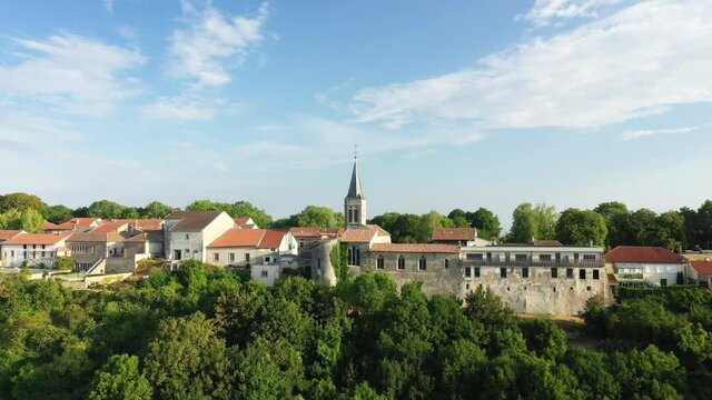 L'&eacute;glise du village de Hattonch&acirc;tel au sommet d'une colline entour&eacute; de la campagne et des for&ecirc;ts verdoyantes dans la Meuse, en Lorraine dans le Grand Est de la France, en &eacute;t&eacute; et en drone.