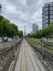 Fototapeta premium Chemin de fer et la Tour Eiffel à Paris
