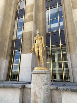 Statue masqu&eacute;e sur le parvis des droits de l'homme &agrave; Paris