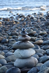 Fototapeta na wymiar Piedras en equilibrio en playa de rocas