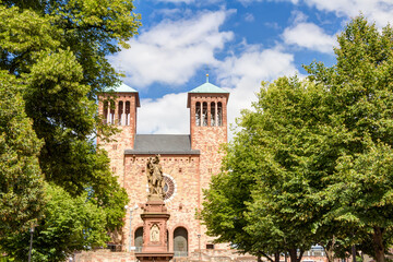 Marktbrunnen auf dem Marktplatz in Bensheim im s&uuml;dhessischen Kreis Bergstra&szlig;e, Deutschland &ndash; im Hintergrund die Pfarrkirche St. Georg
