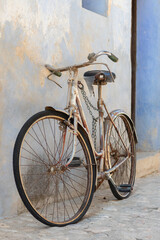 Bicicleta antigua aparcada en un pueblo del interior de España