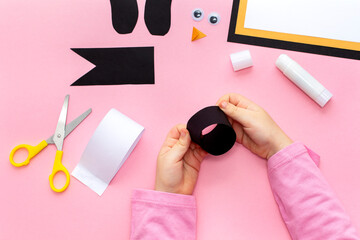 Children's art project. How to make a little cute swallow of colored paper. Step by step...