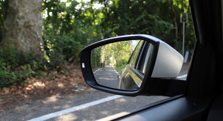 Turista o pendolare che viaggia in auto in Autunno