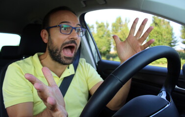 Uomo alla guida dell'auto - pericolo