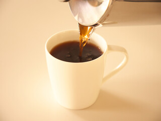 コーヒーとポット（フレンチプレス）