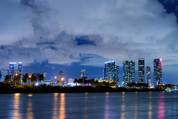 Obraz premium Beautiful Miami Florida skyline at sunset. Miami downtown.