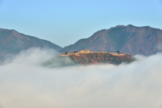 雲海に浮かび上がる晩秋の竹田城跡　Takeda castle ruins Hyogo Japan.