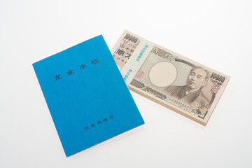 年金手帳と一万円札