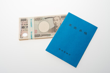 年金手帳と一万円札