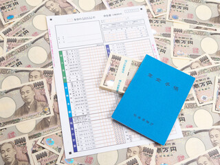年金手帳と確定申告書類