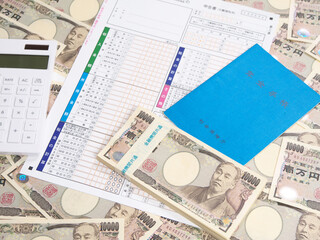 年金手帳と確定申告書類