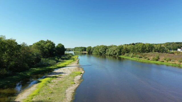 La Loire entour&eacute;e d'une v&eacute;g&eacute;tation verdoyante et d'une plage de sable vers Imphy, dans la Ni&egrave;vre, en Bourgogne, en France, en &eacute;t&eacute; et en drone lors d'une belle journ&eacute;e sous le Soleil.