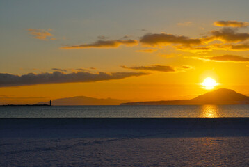 冬　海　堤防　夕暮れ　雪　素材