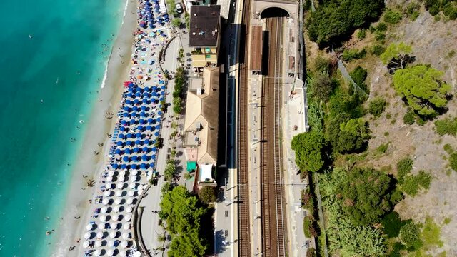 Strand Promenade Cinque Terre Landschaftsaufnahmen in Italien mit Bergen Wald Strand am Meer im Urlaub Drohnen Aufnahme