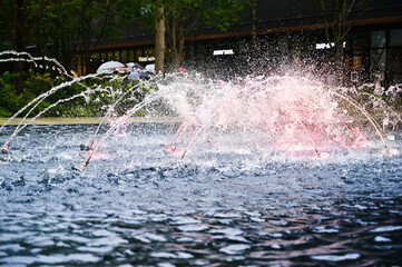 水流がリズミカルに動く噴水