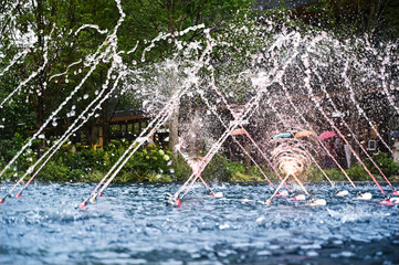 水流がリズミカルに動く噴水