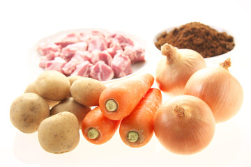 豚肉　タマネギ　ニンジン　ジャガイモ　スパイス