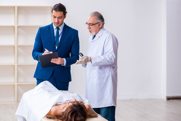 Obraz premium Police coroner examining dead body corpse in morgue