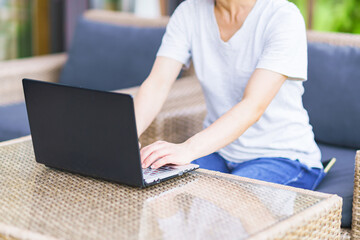 Naklejka premium 別荘の庭のウッドデッキでテレワーク ワーケーション 【ウィズコロナのニューノーマル】