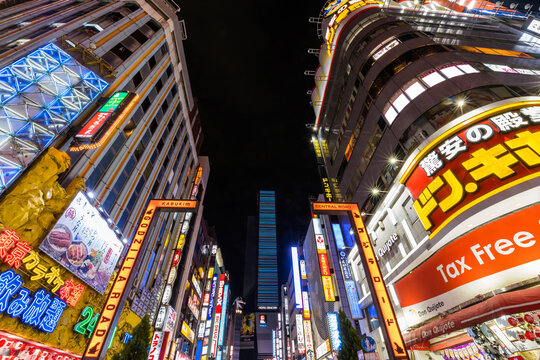 新宿歌舞伎町 ネオンが輝く「ゴジラロード」の夜景