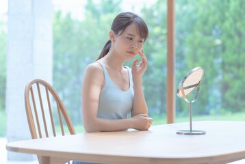 肌に悩む　アジア人女性　ポートレート