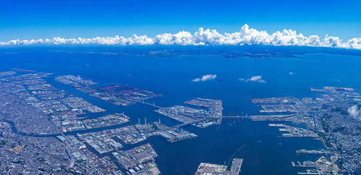 横浜港上空から東京湾を望む・大パノラマ、空撮・2020撮影 Stock Photo